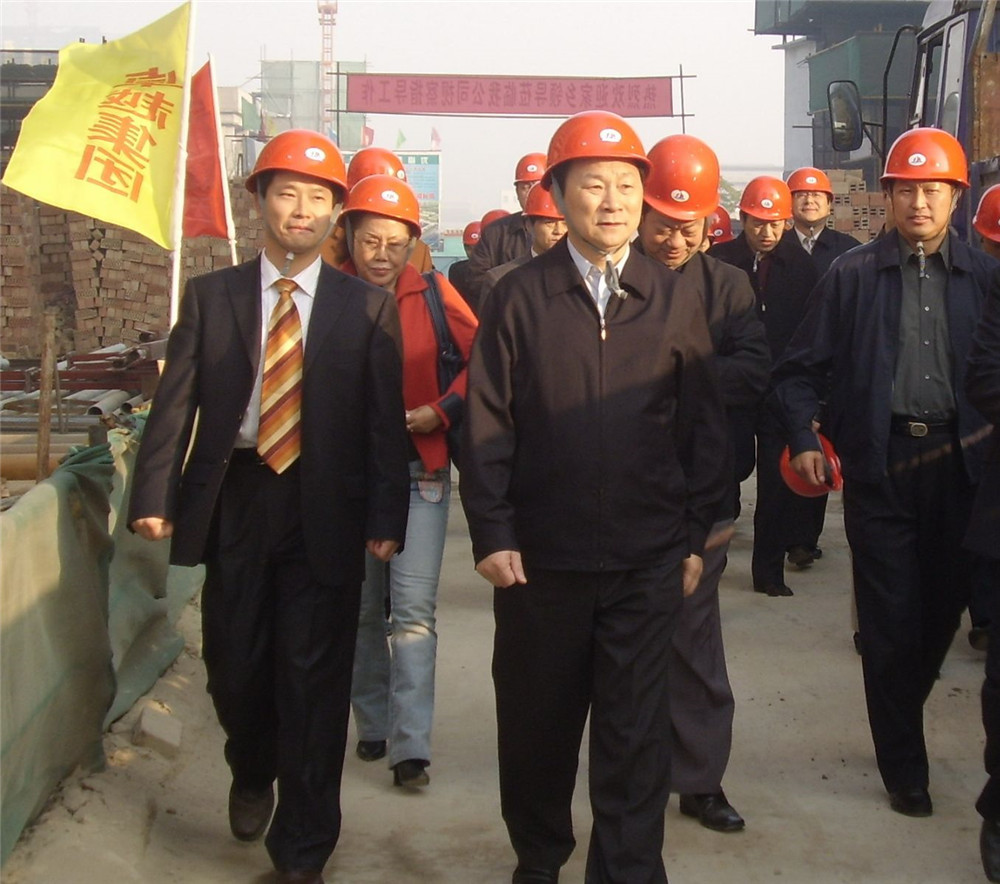 12湖北省副省长赵斌在刘雁飞的陪同下视察EVO视讯公司在西安的建设现场